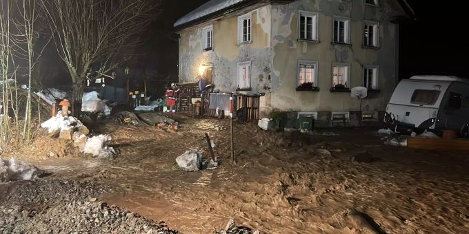 Viel Niederschlag - Feuerwehr kämpft in Glarus gegen Überschwemmungen