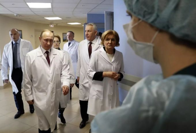Russlands Präsident Wladimir Putin bei einem Besuch in einem Spital. (Archivbild) Russland