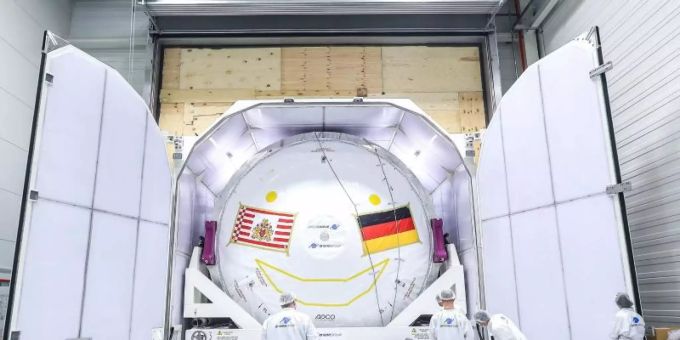 Aus der Fabrik in Bremen geht die Raketenstufe der ArianeGroup in einer übergrossen Transportkiste via Seetransport nach Südamerika. Foto: Frank T. Koch / Hill Media GmbH/Photo/dpa Aus der Fabrik in Bremen geht die Raketenstufe der ArianeGroup in einer übergrossen Transportkiste via Seetransport nach Südamerika. Foto: Frank T. Koch / Hill Media GmbH/Photo/dpa