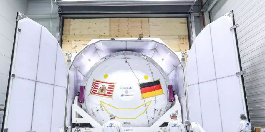 Aus der Fabrik in Bremen geht die Raketenstufe der ArianeGroup in einer übergrossen Transportkiste via Seetransport nach Südamerika. Foto: Frank T. Koch / Hill Media GmbH/Photo/dpa