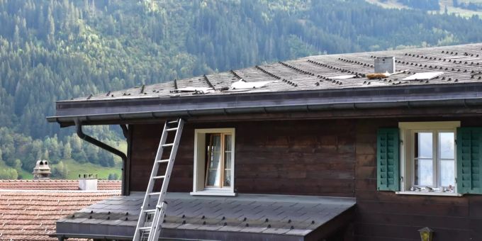 Der 61-Jährige fiel von der Leiter. Graubünden Unfall Leiter