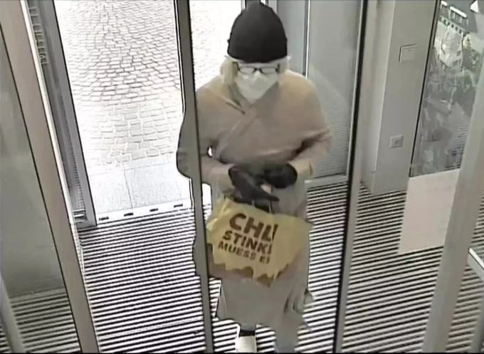 Der Täter verkleidete sich aufwändig.