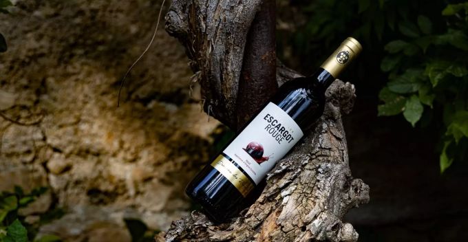 Wein «Escargot Rouge» mit der Schnecke als Markenzeichen. Weinflasche