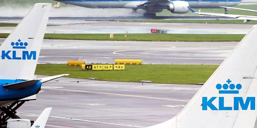 Am Freitagabend sind am Amsterdamer Flughafen Schiphol rund 600 Personen mit KLM-Maschinen aus Südafrika in den Niederlanden angekommen. Sie werden nun auf die neue Virus-Variante untersucht. (Archivbild)