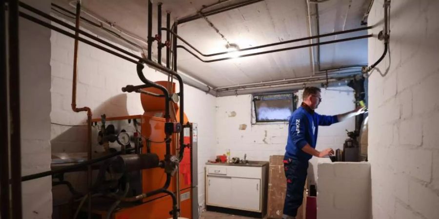 Wer mit Heizöl heizt, sollte nach Ansicht von Verbraucherschützern wegen der hohen Preise derzeit mit einem Öl-Nachkauf noch warten. Foto: Christian Charisius/dpa