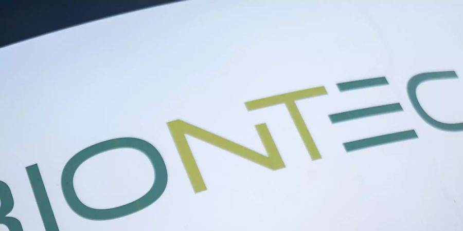 Das Biontech-Logo steht auf einem Schild. Der Corona-Impfstoffhersteller Biontech stellt seine Umsatzzahlen für das 3. Quartal 2021 vor. Foto: Sebastian Gollnow/dpa