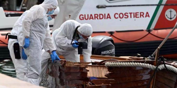 Italienische Forensiker begutachten den Schaden an einem Boot. Ein Motorboot, besetzt mit zwei Deutschen, hatte das kleine Boot eines italienischen Paares gerammt. (Archivbild). Foto: Gabriele Strada/AP/dpa Italienische Forensiker
