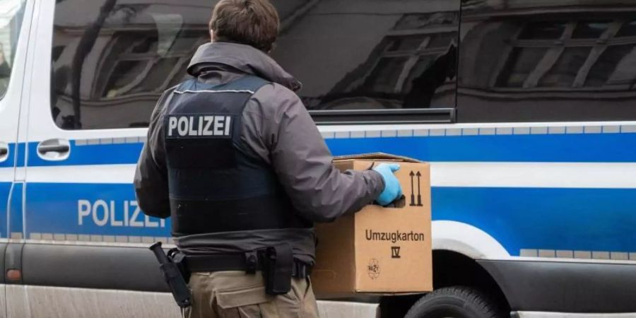 Ein Polizist Mitte Februar bei einer Razzia im Berliner Stadtteil Neukölln. Foto: Christophe Gateau/dpa