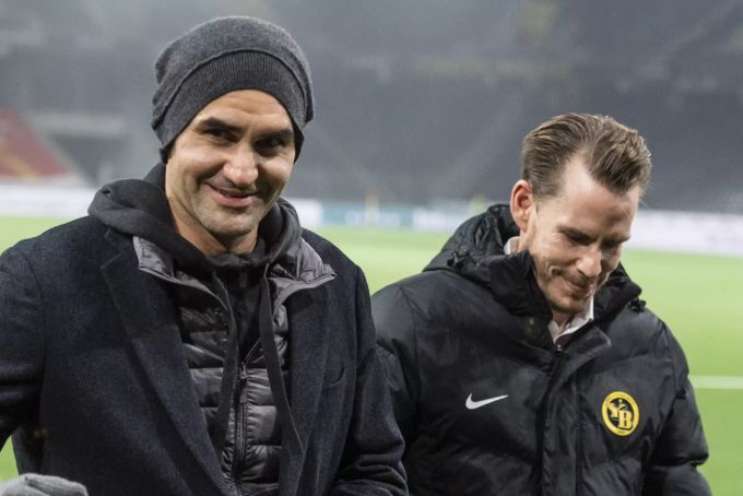 Roger Federer (li.) neben YB-CEO Wanja Greuel beim Super-League-Spiel zwischen YB und dem FCB. Roger Federer YB FCB