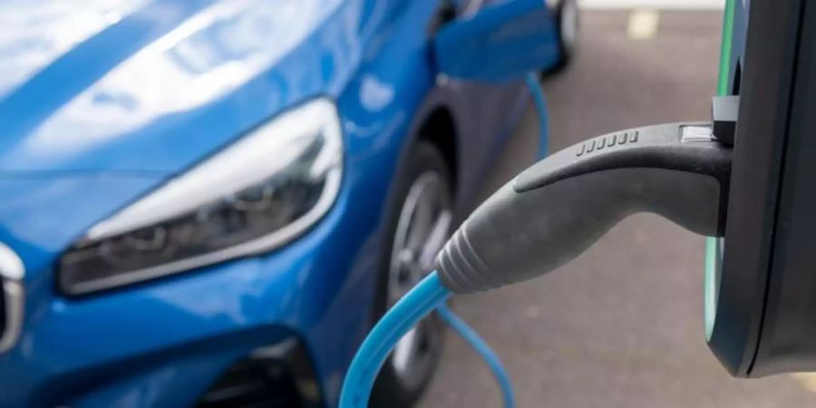 Ein Elektroauto lädt auf einem Parkplatz. Foto: Hendrik Schmidt/dpa-Zentralbild/dpa