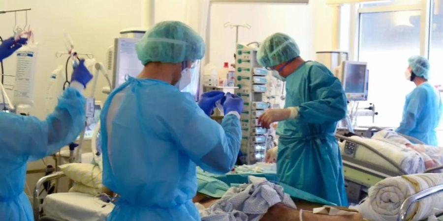 Auf der Covid-Station, einem Bereich der Operativen Intensivstation vom Universitätsklinikum Leipzig versorgen Ärzte, Schwestern und Pfleger einen Patienten. (Archivbild). Foto: Waltraud Grubitzsch/dpa-Zentralbild/dpa