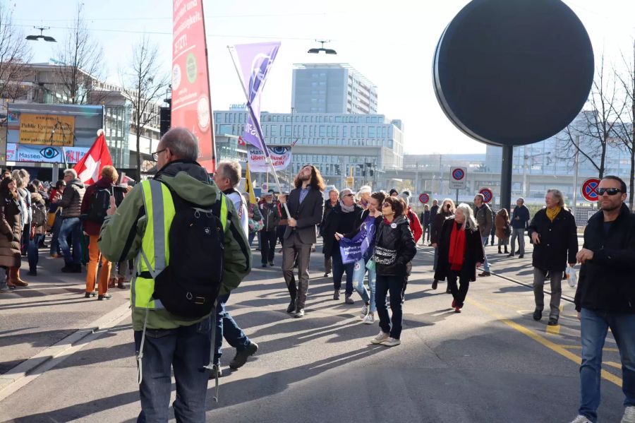 Corona-Skeptiker schwenken ihre Fahnen in Bern-Wankdorf. Auf dem Bild zu sehen «Mass voll»-Präsident Nicolas Rimoldi.