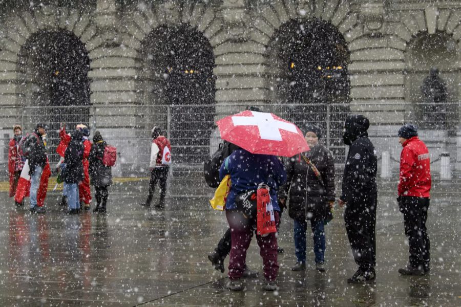 Demonstranten protestieren am Abstimmungssonntag vor dem Bundeshaus in Bern.