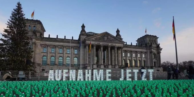 Ein Meer aus grünen Lichtern und der Schriftzug «Aufnahme Jetzt» vor dem Reichstag in Berlin. Foto: Jörg Carstensen/dpa Ein Meer aus grünen Lichtern und der Schriftzug «Aufnahme Jetzt» vor dem Reichstag in Berlin. Foto: Jörg Carstensen/dpa