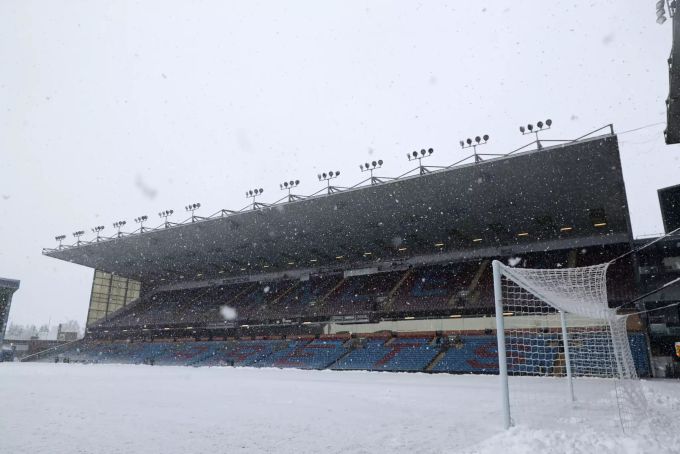 Das Stadion von Burnley am Sonntag: Schnee bedeckt das Spielfeld. Tottenham Hotspur