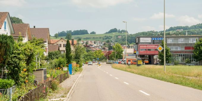 Ortseinfahrt Pfäffikerstrasse in Hittnau (ZH). Ortseinfahrt Pfäffikerstrasse in Hittnau (ZH).