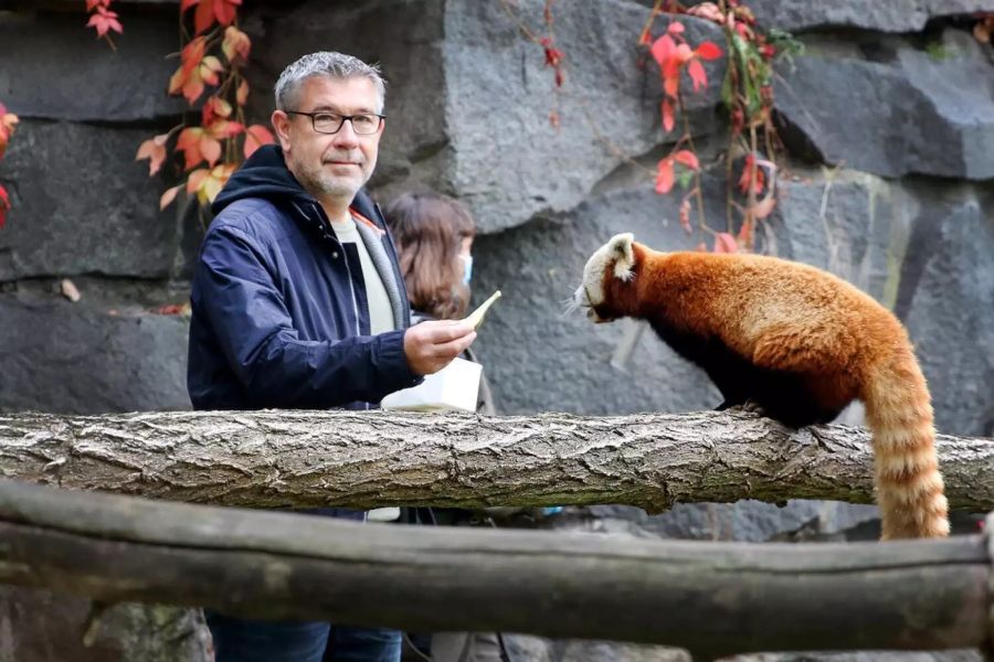 Urs Fischer mit seinem Namensvetter im Berliner Tierpark.