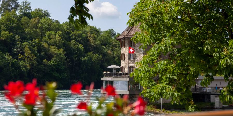 Blick auf das Restaurant Schlössli Wörth in Neuhausen am Rheinfall.