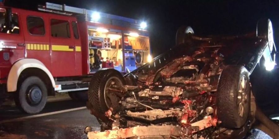 Feuerwehrleute an der Unfallstelle auf der Autobahn A31. Foto: Ludger Tebben/Nord-West-Media/dpa