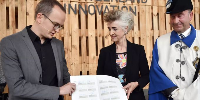 Regierungsrätin Carmen Walker Späh, rechts, und Regierungsrat Martin Neukom, links, mit dem Synthesebericht an einer Medienkonferenz zur Gebietsentwicklung Flugplatz Dübendorf auf dem Flugplatz in Dübendorf am Dienstag, 31. August 2021. dübendorf, innovationspark
