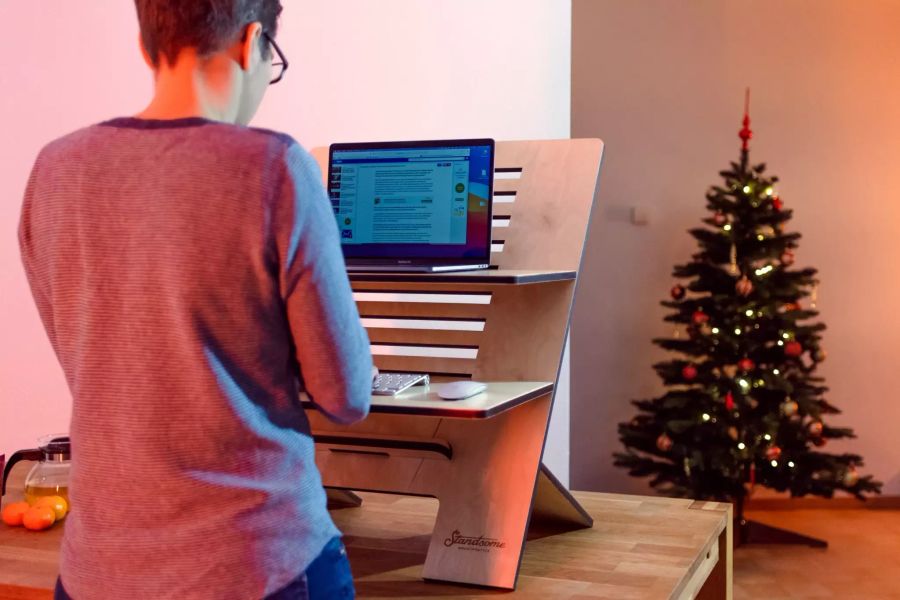 Mann Rückenansicht Stehpult Hintergrund Weihnachtsbaum
