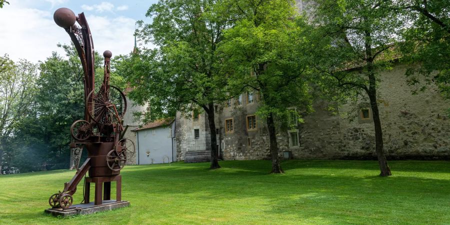 Die Skulptur im Schlosspark von Nidau.