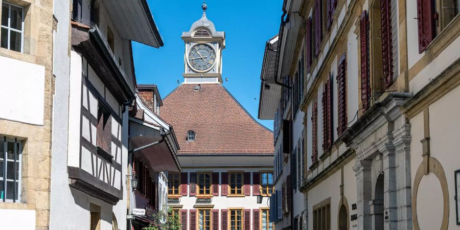 Blick von der Kreuzgasse auf das Rathaus in Murten.