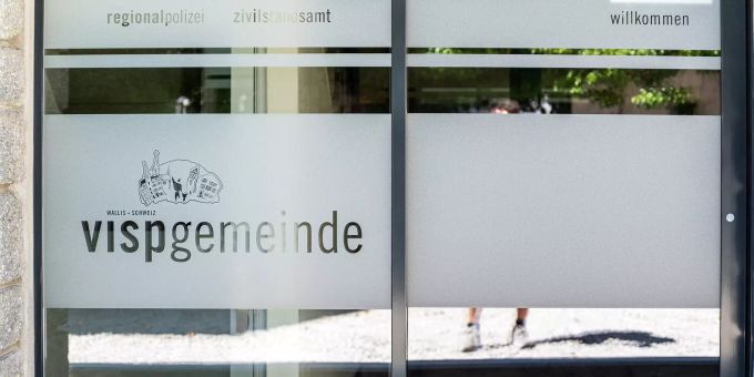 Eingang der Gemeindeverwaltung in Visp. Eingang der Gemeindeverwaltung in Visp.