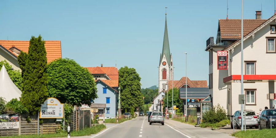 Ortseinfahrt auf der St.Gallerstrasse in Hundwil.