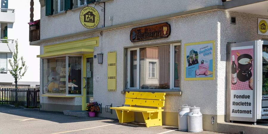 Das Medi Center in Wattenwil mit Wegweiser zum Arzt.