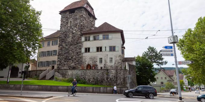 Das Schloss Frauenfeld am Rathausplatz. Das Schloss Frauenfeld am Rathausplatz.