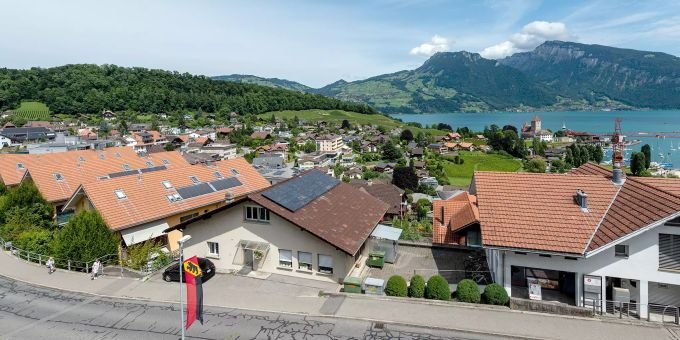 Blick von der Bahnhofterrasse auf Spiez. Blick von der Bahnhofterrasse auf Spiez.