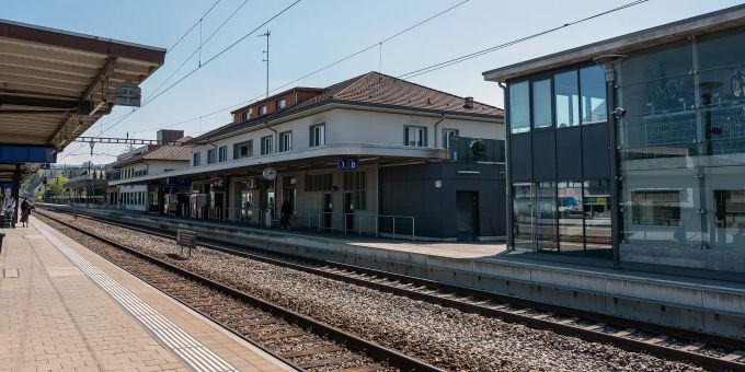 Perrons am Bahnhof Lyss. Perrons am Bahnhof Lyss.