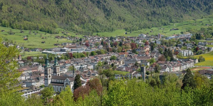 Die Aussicht in Richtung Glarus-Stadt mit Zentrum-Panorama vom Bergli.