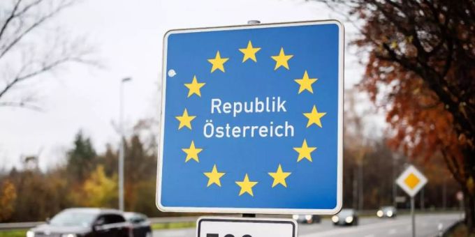 Wer nach Österreich einreist, braucht nun eine Dreifach-Impfung oder einen PCR-Test. Foto: Matthias Balk/dpa Wer nach Österreich einreist, braucht nun eine Dreifach-Impfung oder einen PCR-Test. Foto: Matthias Balk/dpa