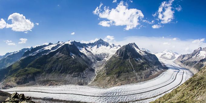 Weil die Gletscher schmelzen, wird die Abflussmenge an Wasser grösser. Blick auf den Aletschgletscher vom Eggishorn ob Fiesch VS aus. (Archivbild) Gletscher