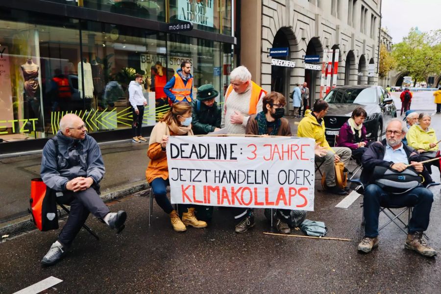 Die Rebellen und Rebellinnen stellen eine Deadline.