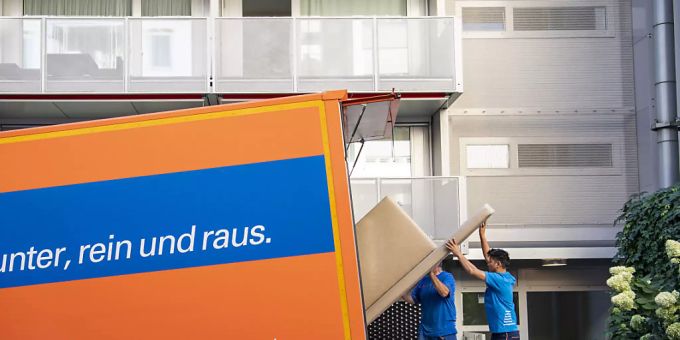 Die Zügelmänner von Gabriel Transport beim Zügeln einer Wohnung in der Stadt Luzern (Archivbild). zügeln