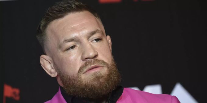 Der irische UFC-Star Conor McGregor kuriert seinen Beinbruch aus dem Kampf gegen den US-Amerikaner Dustin Poirier aus. Conor McGregor