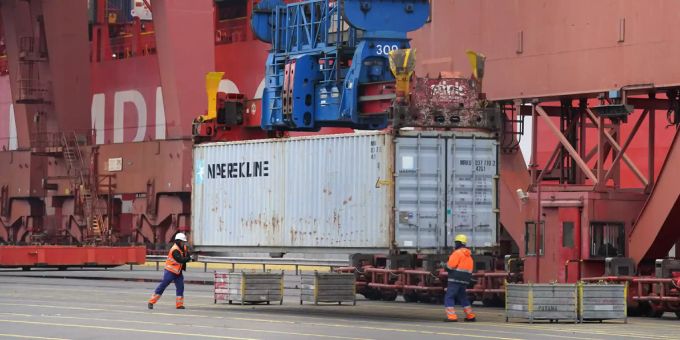 Wichtiger Teil der Lieferkette ist die Umladung im Hafen. (Symbolbild) Lieferkette