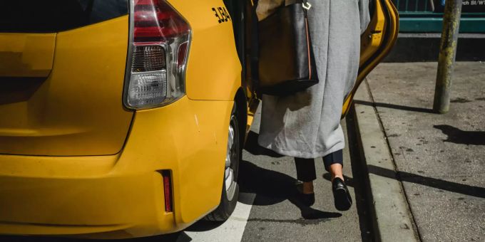 In Österreich wurde eine 80-Jährige wegen einer Taxi-Fahrt festgenommen. (Symbolbild) Coronavirus