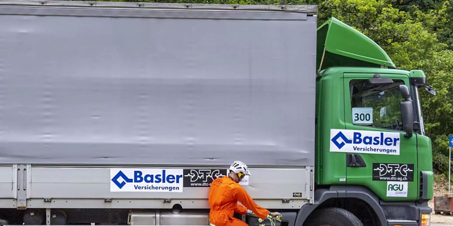 Der Bundesrat will die Sicherheit für E-Bike-Fahrerinnen und -Fahrer - im Bild ein Crashtest mit einem Dummy - erhöhen. (Symbolbild)