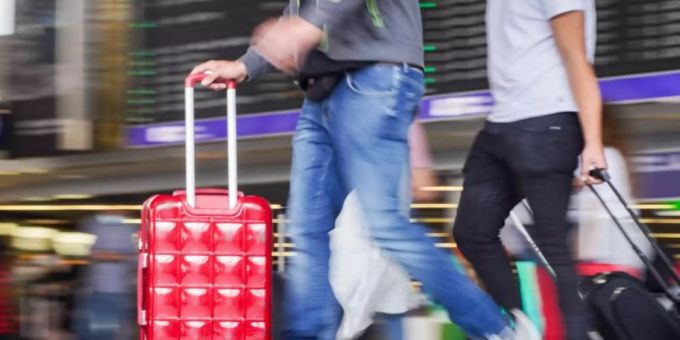 Wer am Flughafen zu spät zum Gate kommt, hat keinen Anspruch mehr auf den Flug - auch wenn das Flugzeug noch da steht und verspätet abhebt. Foto: Frank Rumpenhorst/dpa Wer am Flughafen zu spät zum Gate kommt, hat keinen Anspruch mehr auf den Flug - auch wenn das Flugzeug noch da steht und verspätet abhebt. Foto: Frank Rumpenhorst/dpa
