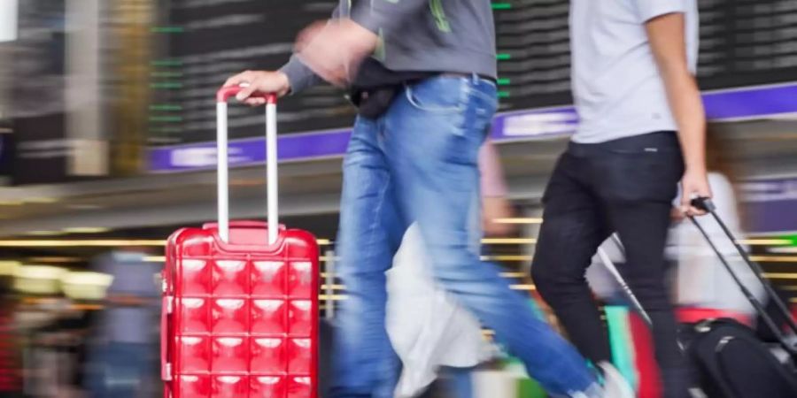 Wer am Flughafen zu spät zum Gate kommt, hat keinen Anspruch mehr auf den Flug - auch wenn das Flugzeug noch da steht und verspätet abhebt. Foto: Frank Rumpenhorst/dpa