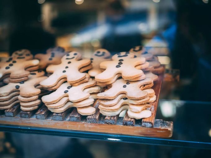Manchmal reicht schon ein kleiner Schokolklecks, damit die Guetzli nach Weihnachten schmecken. Weihnachtsguetzli Männchen gestapelt Auslage