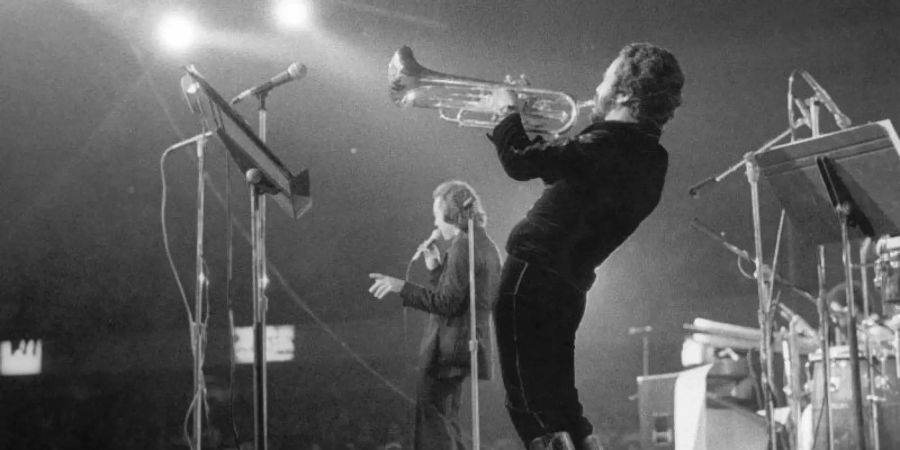 Willie Colón (r) und Rubén Blades: Ihre gemeinsame Platte «Siembra» von 1978 war ein grosser Erfolg und gilt als Meilenstein der Geschichte des Salsa. Foto: Izzy Sanabria/ARTE France/dpa