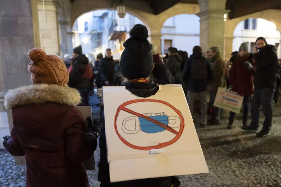 Kinder nehmen an einer Demonstration teil gegen die Maskenpflicht für Schüler ab acht Jahren im Kanton Genf, am 8. Dezember 2021.