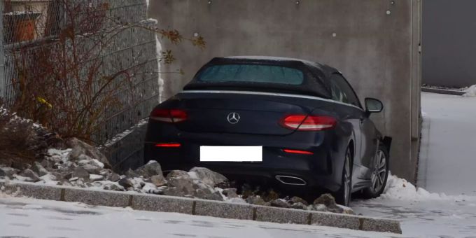 Niederteufen: In eine Betonmauer geprallt.