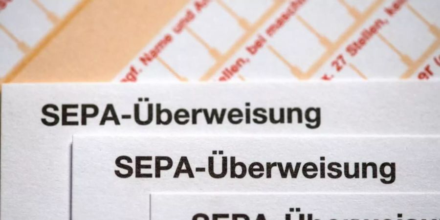 Vodafone Kabel Deutschland verlangt eine Selbstzahlerpauschale von 2,50 Euro, wenn Kunden ihre Rechnungen selbst mittels SEPA-Überweisung begleichen. Das wurde nun verboten. Foto: Fabian Sommer/dpa
