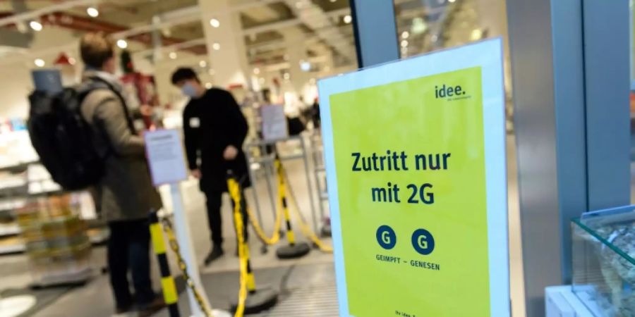 2G-Hinweis vor einem Geschäft